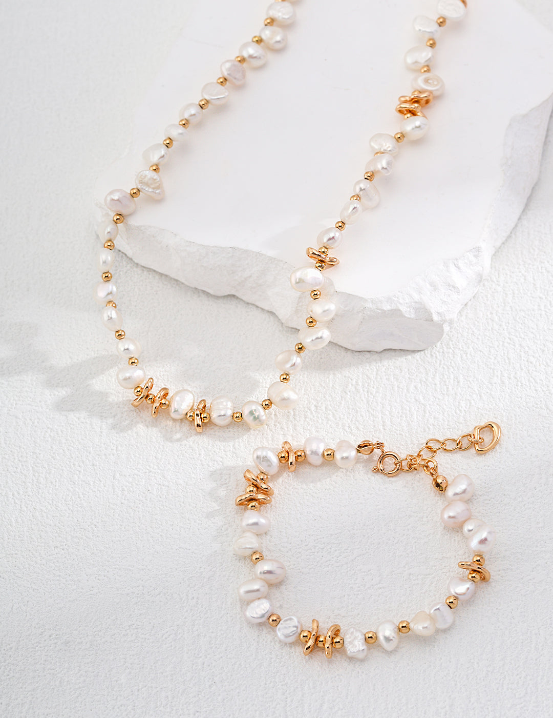Museette Jewelry Twist & Pearl Bracelet