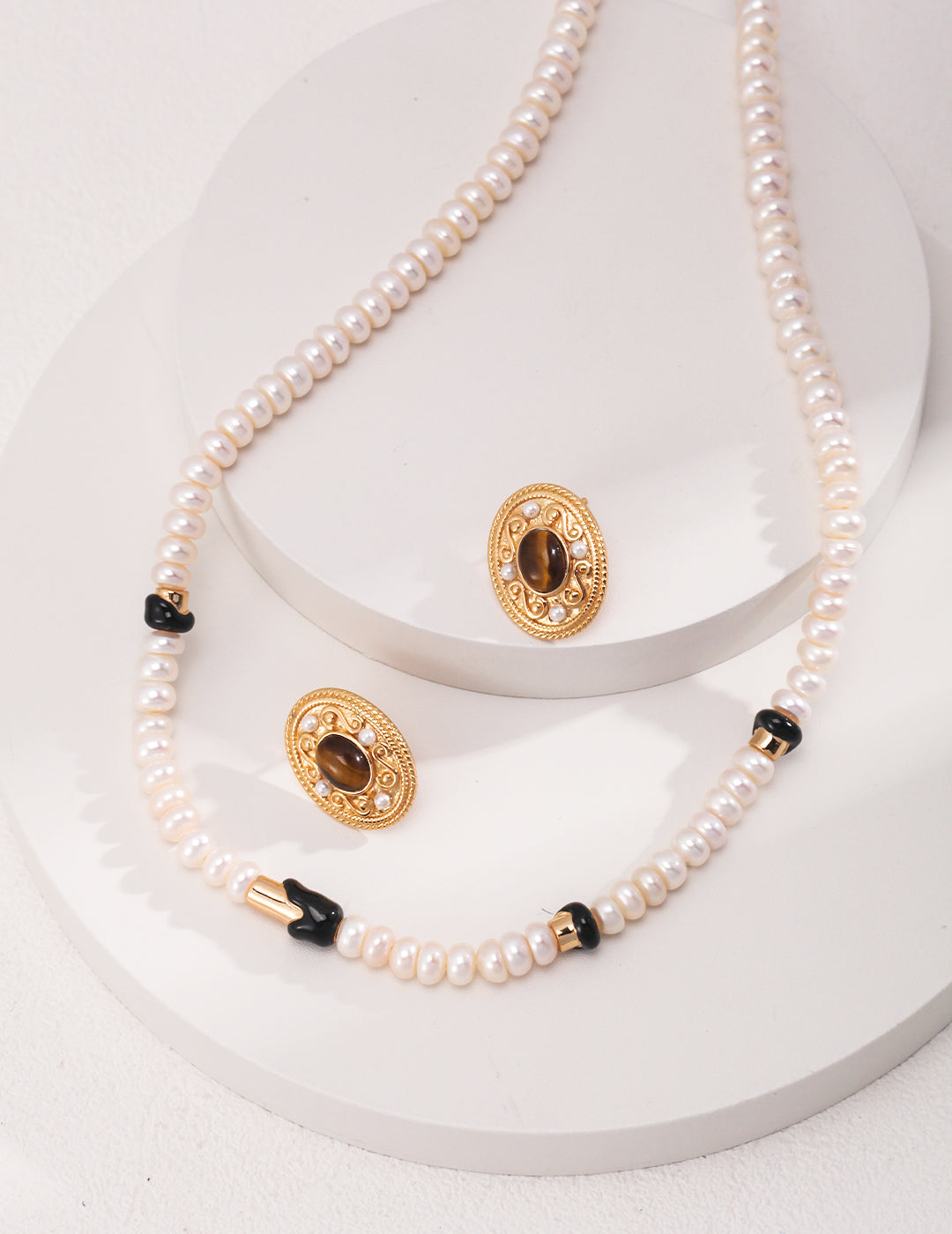 Museette Jewelry Queen’s Emblemr